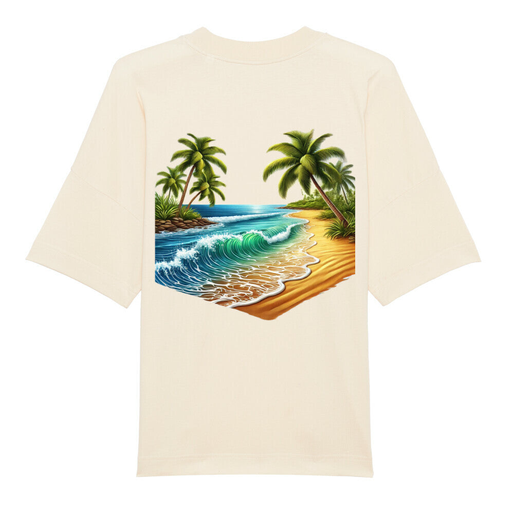 Das Premium Oversize Blast "strand" T-Shirt von Infinity Merch ist aus weicher Bio-Baumwolle gefertigt und zeigt einen tropischen Strand mit Palmen, Meer und Pflanzen als Rückenprint auf beigem Stoff.
