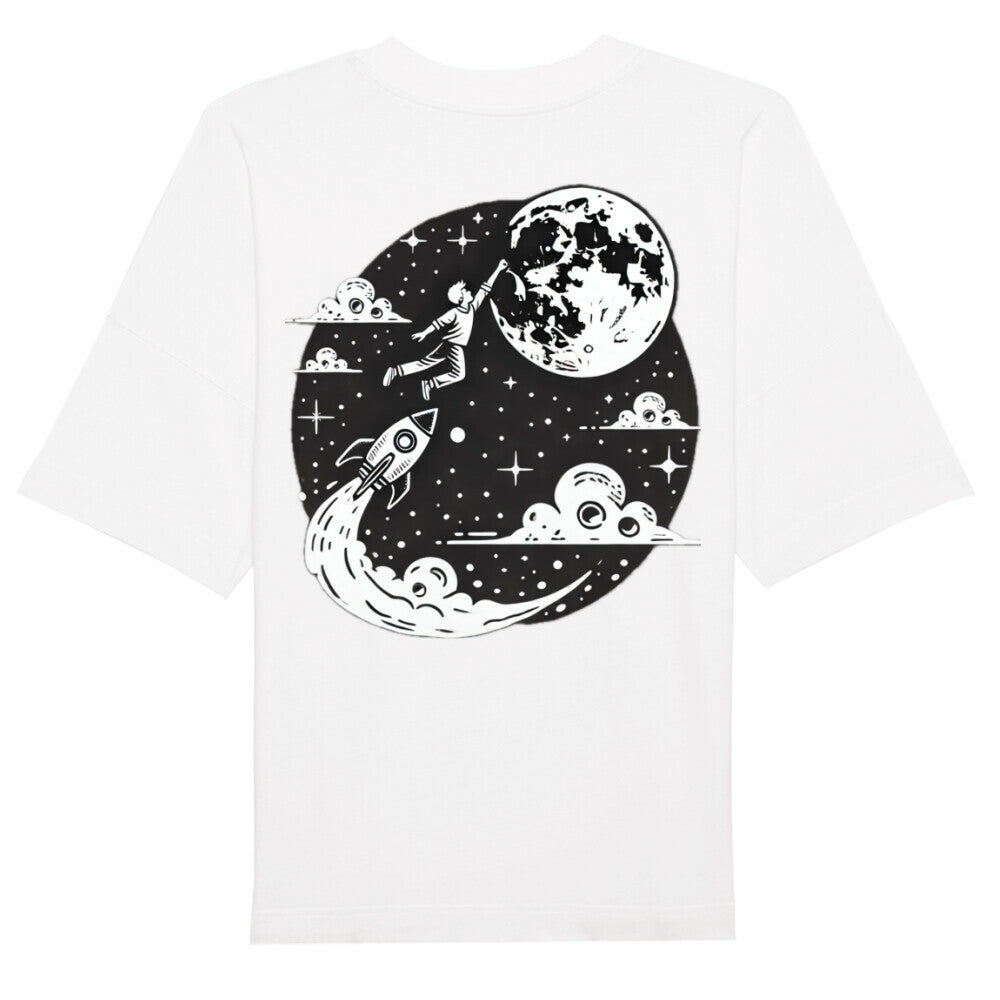 Das Infinity Merch Premium Oversize Blast "Astronaut-Mond" T-Shirt besteht aus Bio-Baumwolle und zeigt einen Astronauten, der über einer Rakete schwebt und nach dem Mond greift - umgeben von Wolken und Sternen.