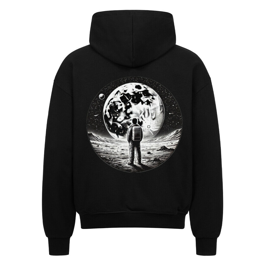 Der Oversized Zipper Hoodie "Astronaut" von Infinity Merch ist schwarz, besteht aus 100% Baumwolle und zeigt auf der Rückseite eine Grafik eines Astronauten auf dem Mond mit Sternen und Planeten im Hintergrund.
