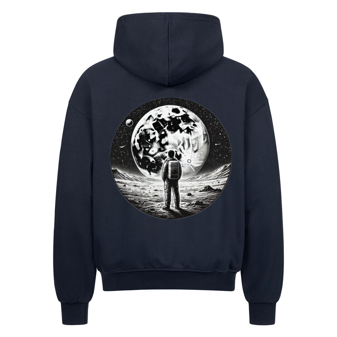 Der Oversized Zipper Hoodie "Astronaut" von Infinity Merch ist ein schwarzer Kapuzenpulli aus 100% Baumwolle in Oversized-Passform mit einer Rückengrafik eines Astronauten auf dem Mond mit großem Mond und Sternenhimmel.