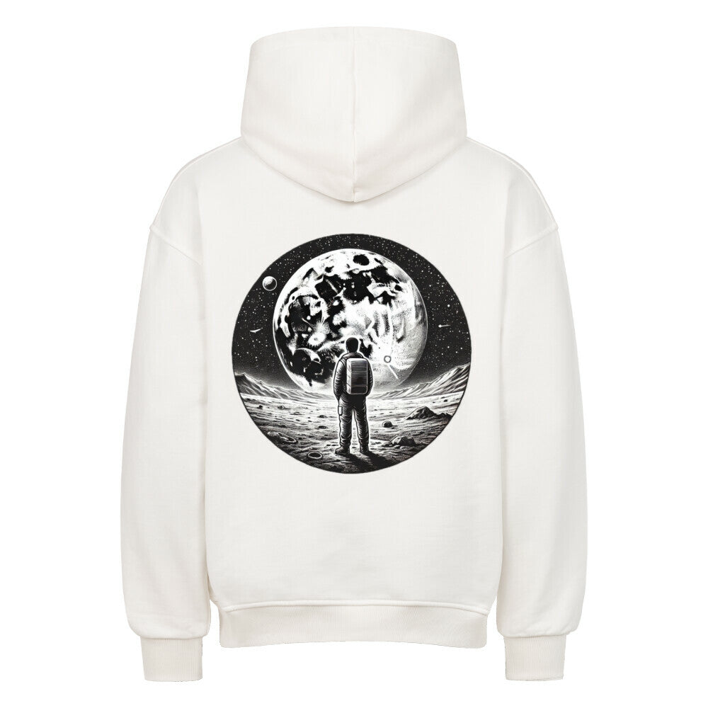 Der Infinity Merch Oversized Hoodie "Astro" zeigt auf dem Rücken eine schwarz-weiße Illustration eines Astronauten auf dem Mond, der auf ein großes, detailliertes Mondbild blickt.