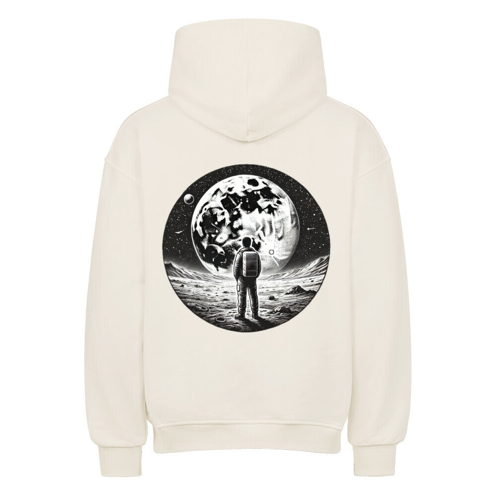 Der Oversized Hoodie "Astro" von Infinity Merch ist ein cremefarbener Premium-Kapuzenpullover mit einer schwarz-weißen Grafik eines Astronauten auf dem Mond, der den Vollmond unter einem Sternenhimmel betrachtet.