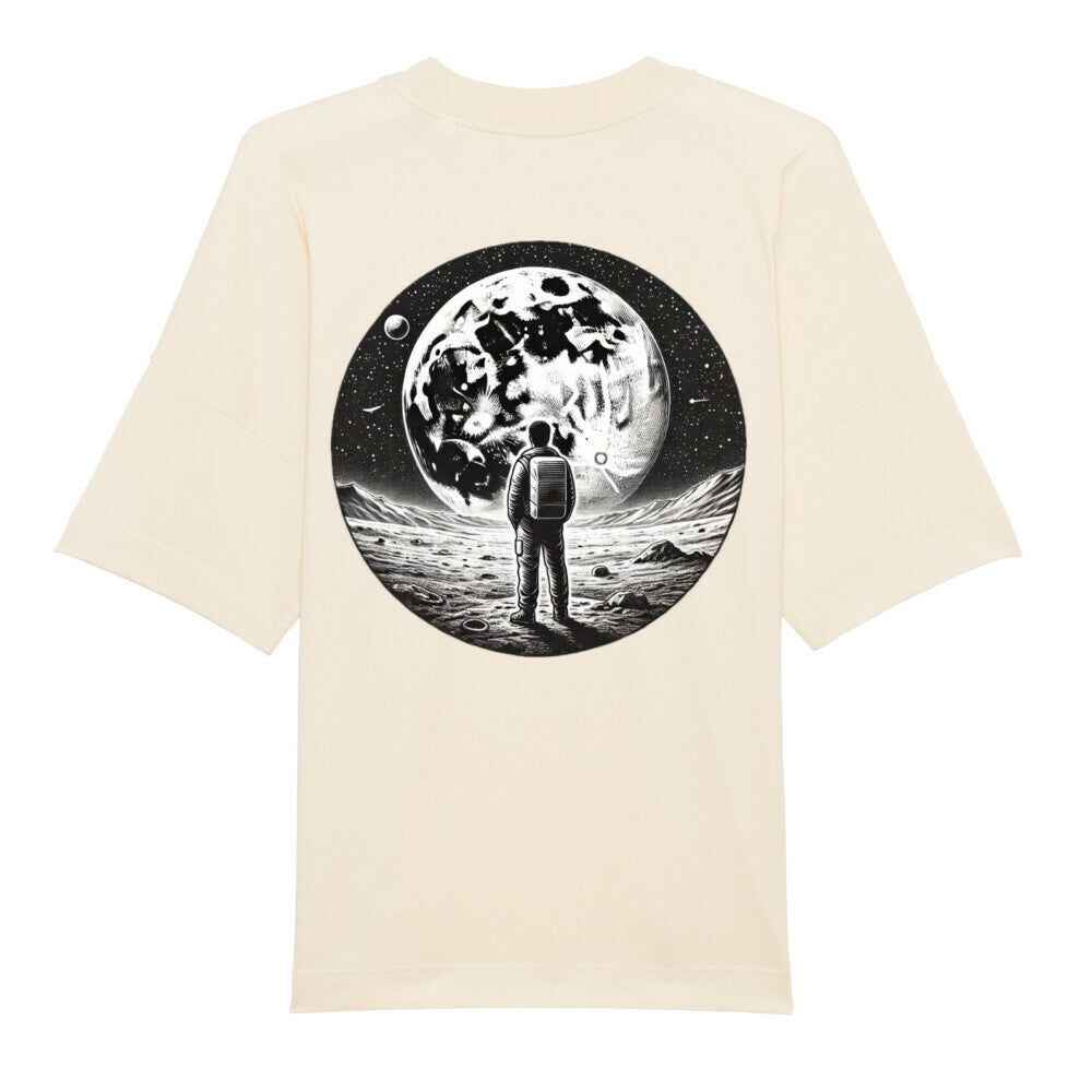 Das Premium Oversize Blast "Astro" T-Shirt von Infinity Merch besteht aus Bio-Baumwolle und zeigt auf dem Rücken einen Astronauten, der auf der Mondoberfläche steht und einen detailreichen Planeten ansieht.