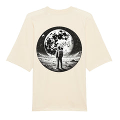 Das Premium Oversize Blast "Astro" T-Shirt von Infinity Merch besteht aus Bio-Baumwolle und zeigt auf dem Rücken einen Astronauten, der auf der Mondoberfläche steht und einen detailreichen Planeten ansieht.