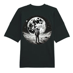 Das Premium Oversize Blast "Astro" T-Shirt von Infinity Merch besteht aus Bio-Baumwolle und zeigt einen Aufdruck mit einem Mann auf dem Mond - ideal für angesagte Styles.
