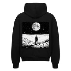 Der Oversized Zipper Hoodie "Erde-Mond" von Infinity Merch ist ein schwarzer Premium-Kapuzenpullover mit einer Person, die auf dem Mond spazieren geht. Er besteht aus 100% Baumwolle für maximalen Komfort und einen stylischen Oversized-Schnitt.