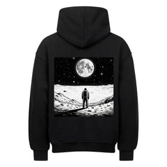 Der Oversized Hoodie "Erde-Mond" von Infinity Merch zeigt eine Rückengrafik einer Figur auf dem Mond unter einem Sternenhimmel und Vollmond und bietet mit seiner übergroßen Passform Komfort und Stil.