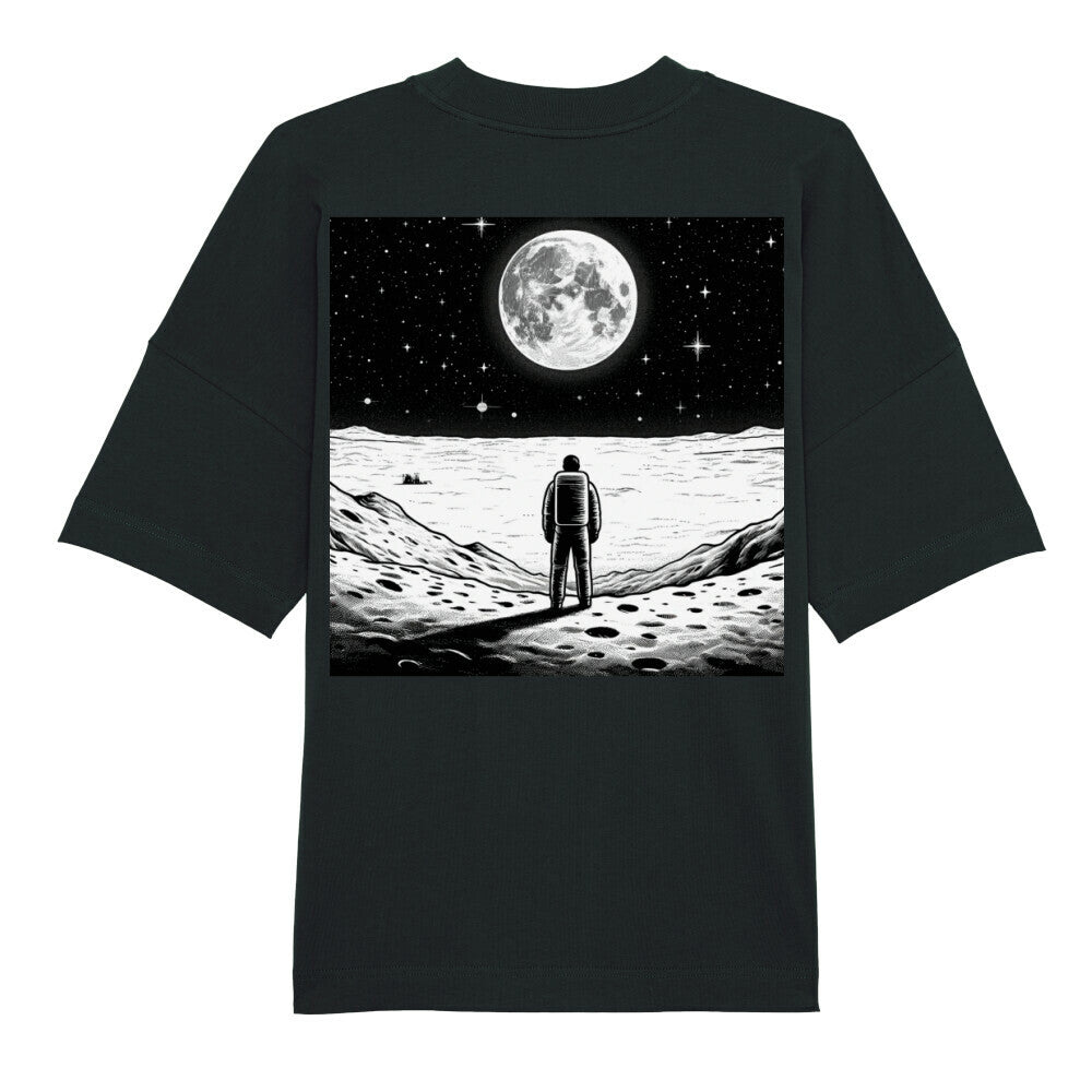 Das Infinity Merch Premium Oversize Blast "Erde-Mond" T-Shirt in Schwarz zeigt eine auffällige Rückengrafik einer Person auf der Mondoberfläche, die den detaillierten Mond vor einem Sternenhimmel betrachtet - perfekt für einen mutigen, auffälligen Stil.