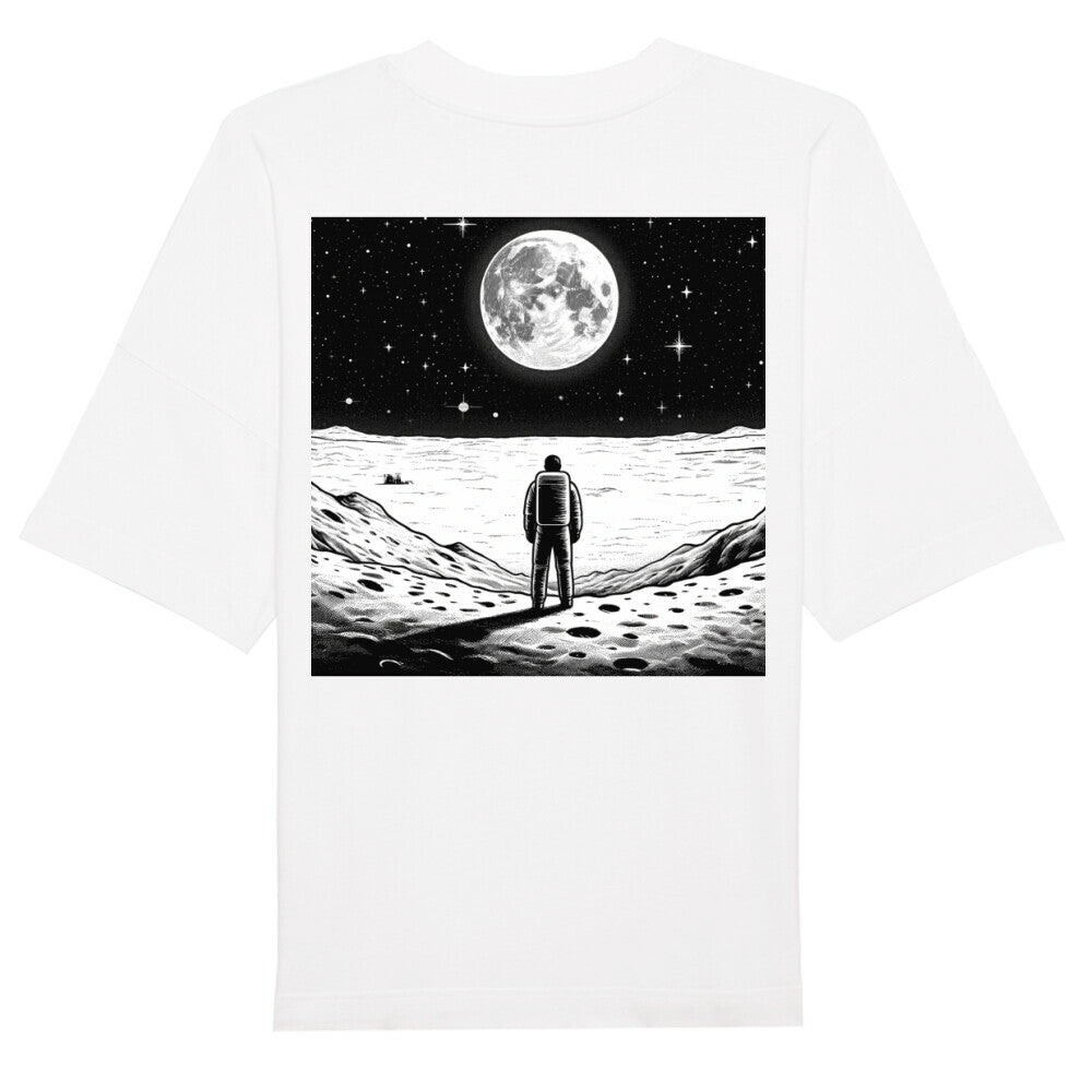 Das Premium Oversize Blast "Erde-Mond" T-Shirt von Infinity Merch besteht aus Bio-Baumwolle und zeigt einen schwarz-weißen Print: Eine Person im Raumanzug auf der Mondlandschaft vor dem großen Vollmond.