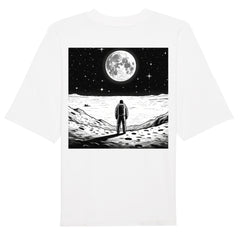 Das Premium Oversize Blast "Erde-Mond" T-Shirt von Infinity Merch besteht aus Bio-Baumwolle und zeigt einen schwarz-weißen Print: Eine Person im Raumanzug auf der Mondlandschaft vor dem großen Vollmond.