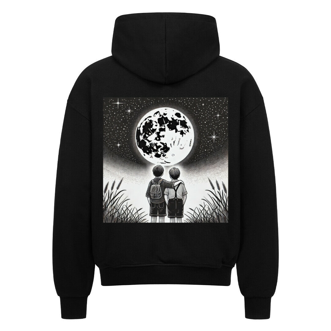 Der Oversized Zipper Hoodie Brüder-Mond von Infinity Merch ist aus 100% Baumwolle gefertigt und zeigt zwei Kinder, die in einer sternenklaren Nacht den Vollmond betrachten, mit hohem Gras im Vordergrund - perfekt in seiner übergroßen Passform.