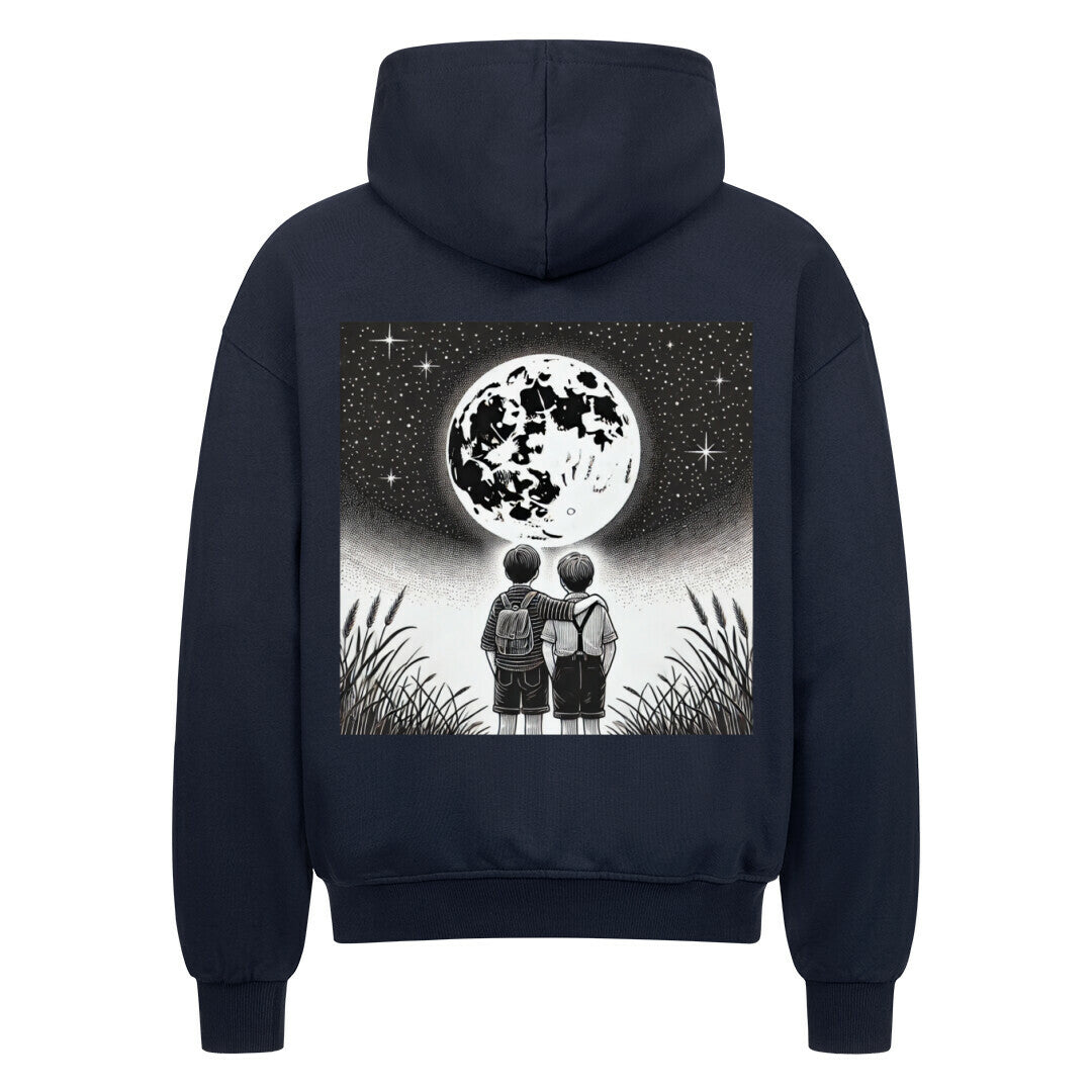 Der Oversized Zipper Hoodie Brüder-Mond von Infinity Merch ist ein schwarzer Premium-Kapuzenpullover mit übergroßer Passform, der eine Grafik von zwei Kindern im hohen Gras unter einem Vollmond und Sternenhimmel zeigt.