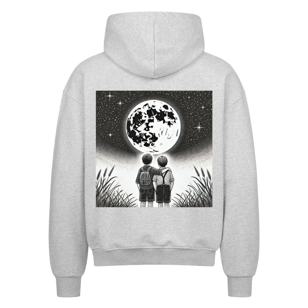 Der Oversized Zipper Hoodie Brüder-Mond von Infinity Merch zeigt einen schwarz-weißen Rückendruck von zwei Kindern im hohen Gras, die einen detaillierten Mond vor einem Sternenhimmel betrachten.