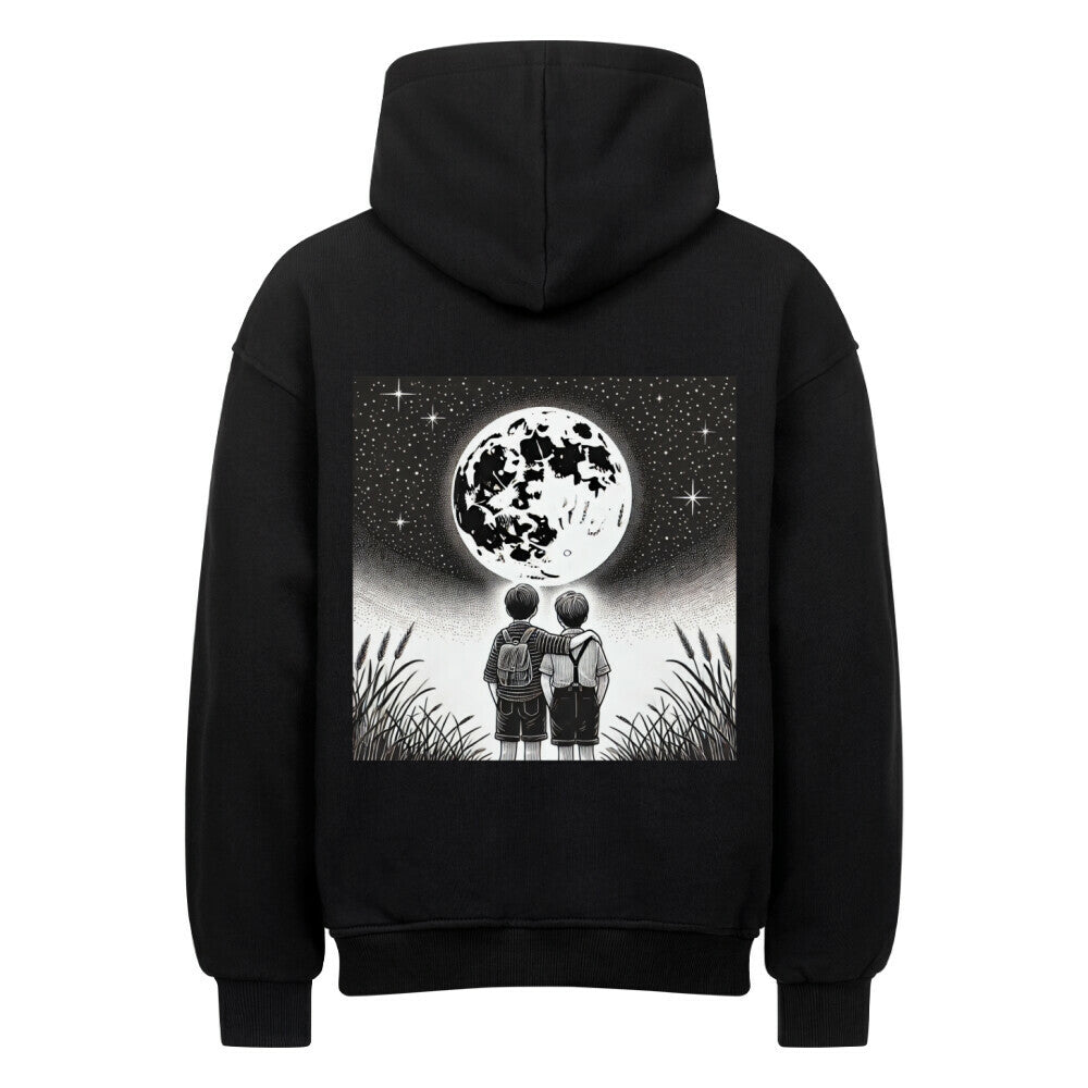 Der Oversized Hoodie "Brüder-Mond" von Infinity Merch zeigt auf dem Rücken eine Illustration von zwei Kindern unter einem hellen Mond- und Sternenhimmel, mit Gras im Vordergrund.