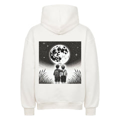 Der Oversized Hoodie "Brüder-Mond" von Infinity Merch ist ein weißer Premium-Kapuzenpulli mit übergroßer Passform. Der schwarz-weiße Rückenprint zeigt zwei Kinder mit Rucksäcken, die einen Vollmond am Sternenhimmel betrachten, umgeben von Gras.