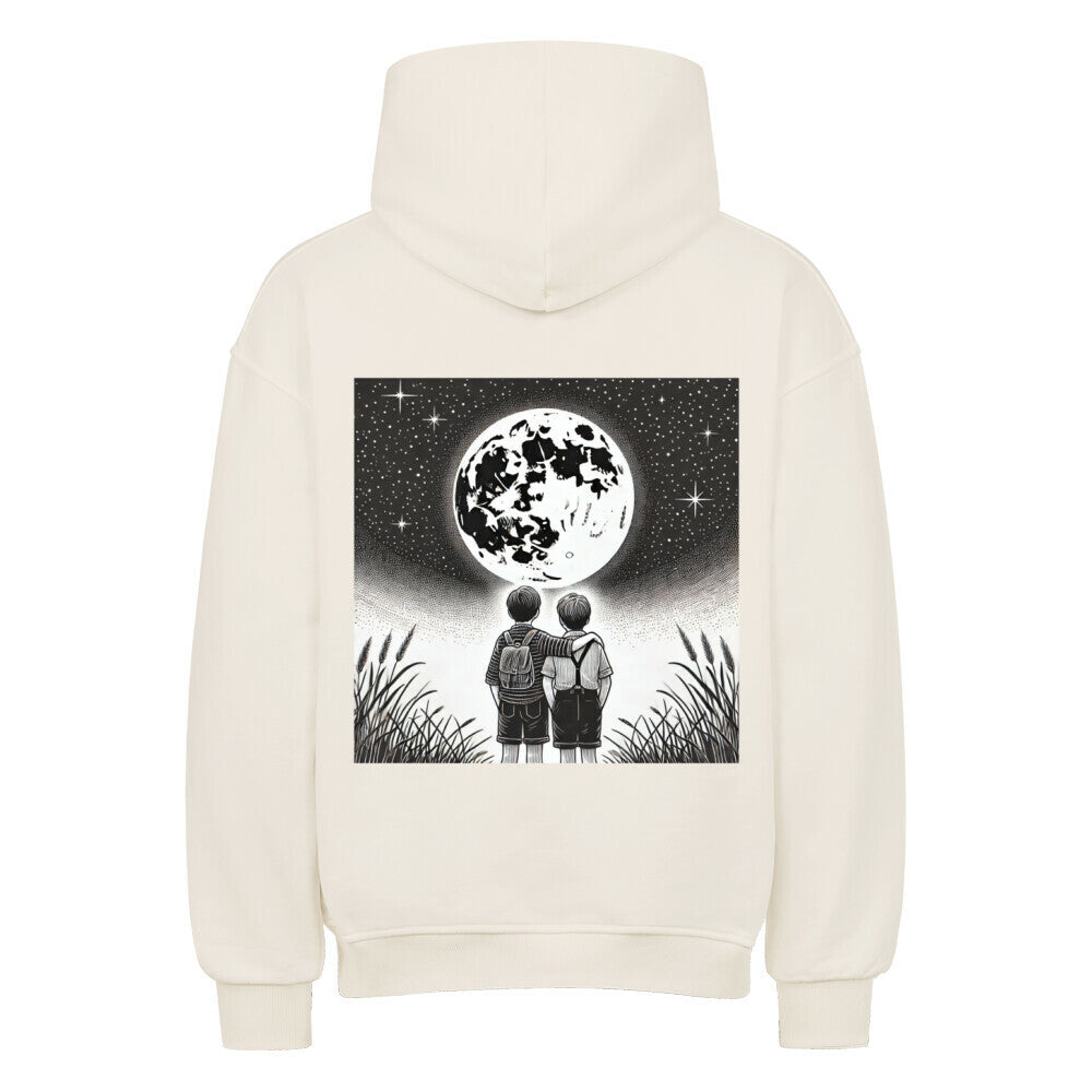 Der Oversized Hoodie "Brüder-Mond" von Infinity Merch ist cremefarben und zeigt auf der Rückseite eine schwarz-weiße Illustration von zwei Kindern, die nebeneinander den Vollmond am Sternenhimmel betrachten, umgeben von Gras.