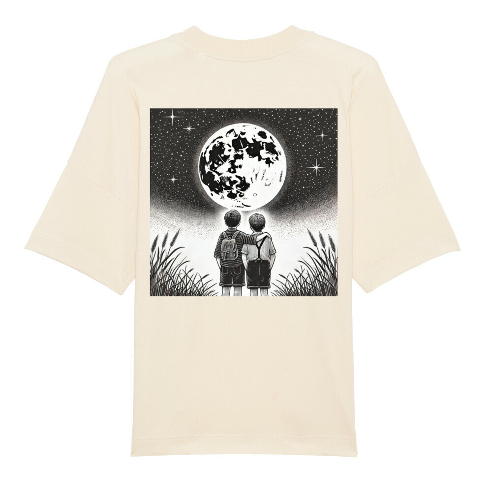 Das beige Premium Oversize Blast "Brüder-Mond" T-Shirt von Infinity Merch aus Bio-Baumwolle zeigt auf dem Rücken eine schwarz-weiße Illustration: Zwei Kinder mit Rucksäcken blicken im hohen Gras auf einen großen Mond.