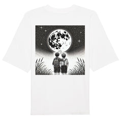 Das Premium Oversize Blast "Brüder-Mond" T-Shirt von Infinity Merch besteht aus Bio-Baumwolle und zeigt zwei Jungen, die gemeinsam den Mond betrachten.